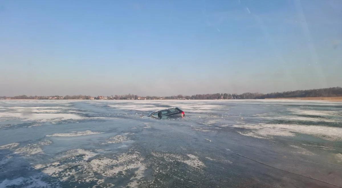 Wjechali samochodem na jezioro, 800 metrów od brzegu załamał się pod nimi lód