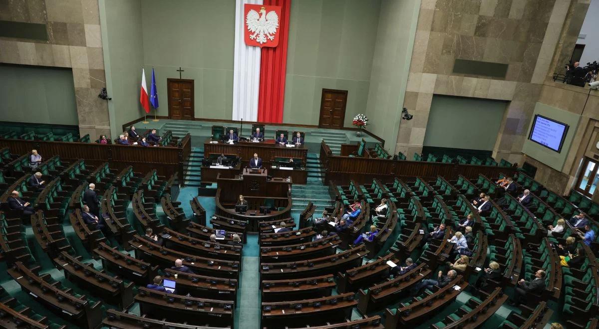 Sejm o pieniądzach z KPO. Rządzący zarzucają Morawieckiemu zaniechania. Trwa debata