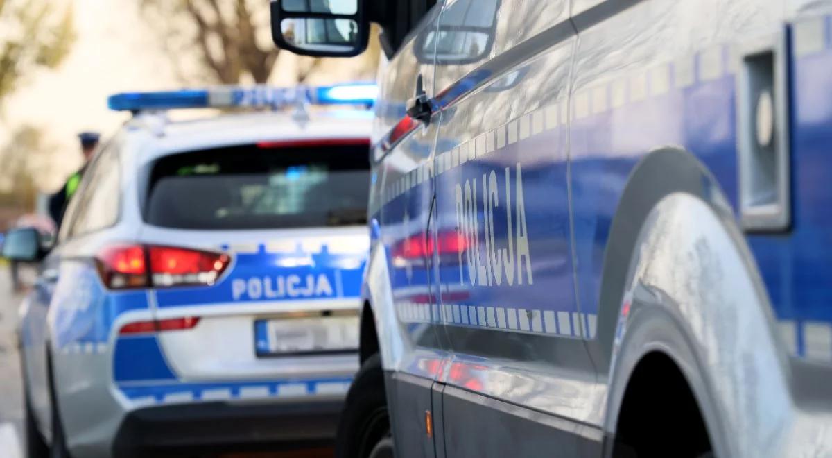 Brutalna napaść w Warszawie. Zgwałcił, dusił i zostawił nagą na klatce. Policja postawiła zarzuty podejrzanemu