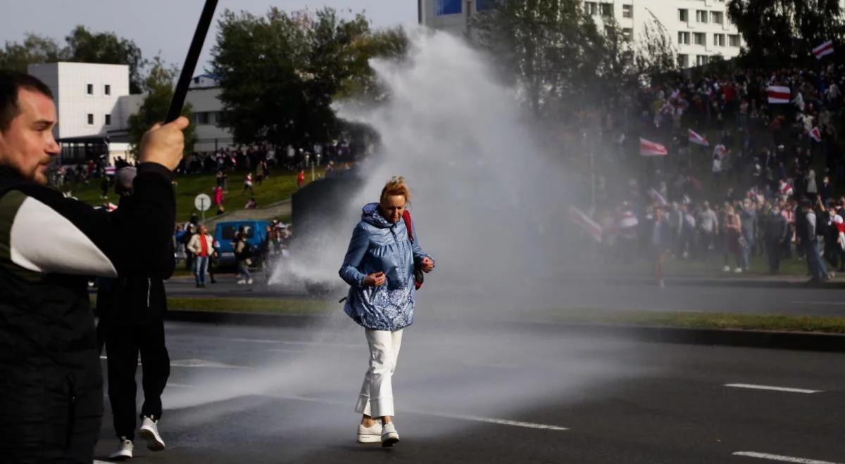 Protesty i zatrzymania w Mińsku. Milicja użyła armatek wodnych