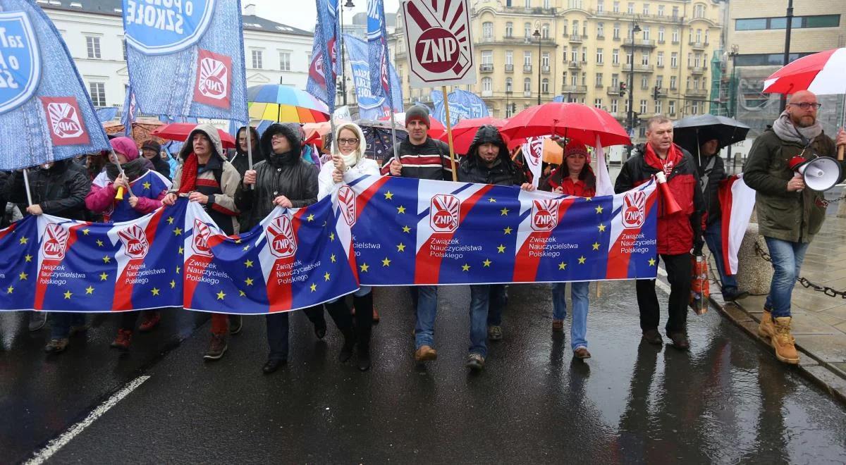 "Nie dla chaosu w szkole".  Apel o weto prezydenta, kopiec z kredy przed Sejmem. Protest przeciw zmianom w edukacji, likwidacji gimnazjów