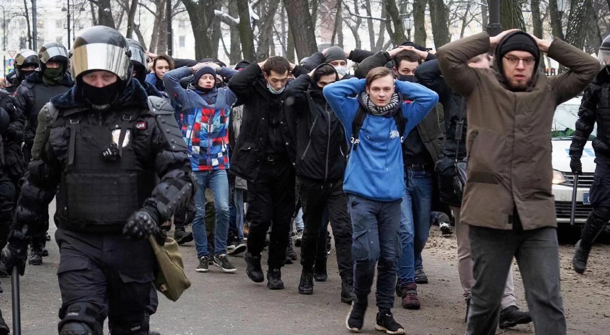 Burza wokół zdjęcia z protestu przeciwko zatrzymaniu Nawalnego. "Kojarzy się z II wojną światową"