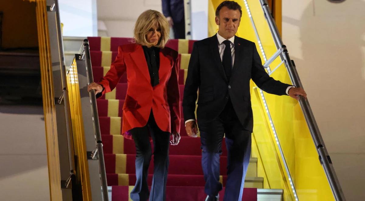 Brigitte uderza Macrona w twarz? Prezydent Francji tłumaczy incydent