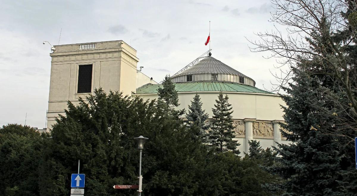 Sondaż: PiS na szczycie z dużą przewagą, PSL i Kukiz'15 poza Sejmem