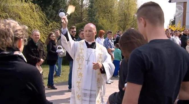 Wierni z Jasienicy poświęcili pokarmy przed zamkniętym kościołem