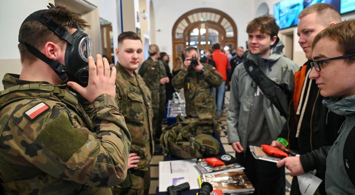 Polacy chcą powrotu do obowiązkowej służby wojskowej? Jest nowy sondaż