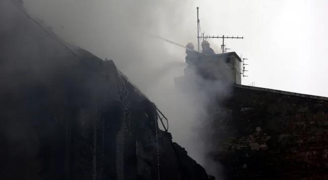 Groźny pożar w stolicy. Płonie kamienica na Pradze