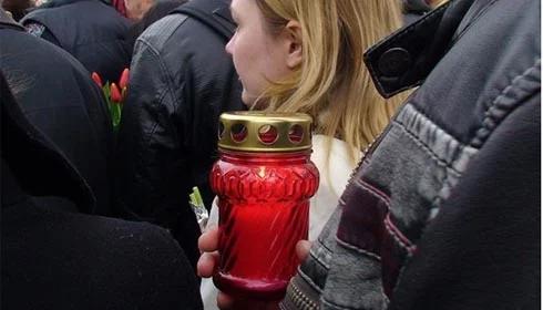 Kwiaty i znicze pod Pałacem Prezydenckim
