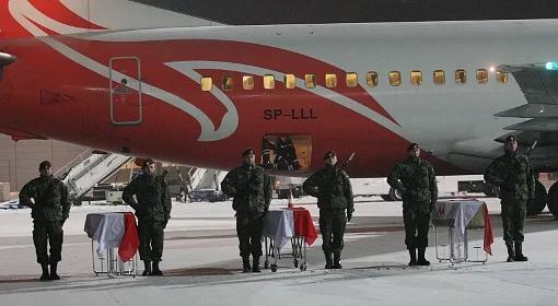 Trumny z oficerami Sikorskiego w stolicy