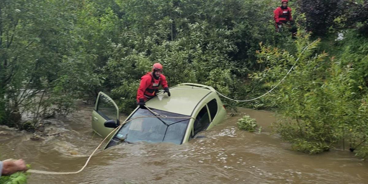 Rwący nurt porwał auto na Podkarpaciu. Ciało 71-latka znaleziono kilometr dalej