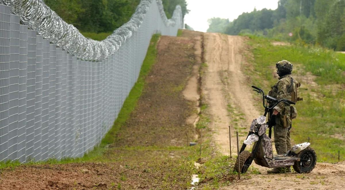 Rośnie presja na granicę Łotwy, powstaje bariera. "Rosja i Białoruś będą nadal wykorzystywać migrantów jako broń"