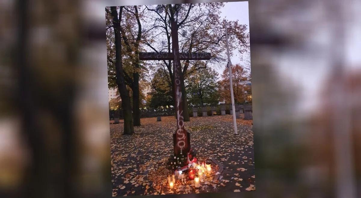 "Zabij księdza". Sprofanowano krzyż na Cmentarzu Ofiar Hitleryzmu w Gdańsku