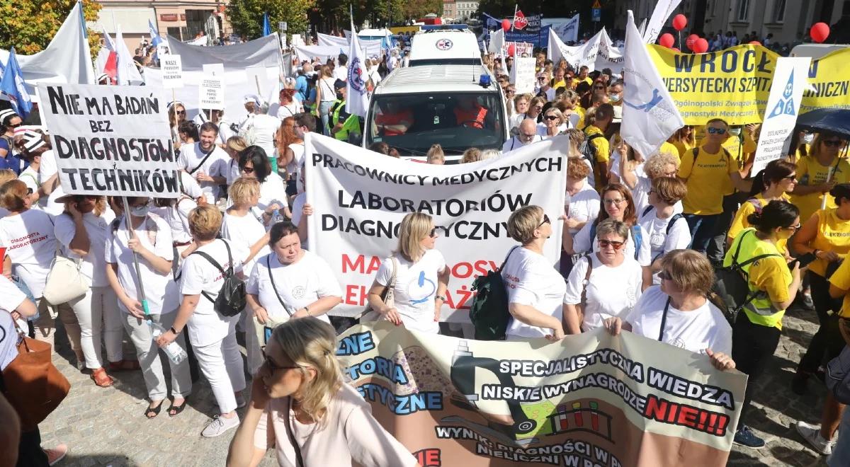 Protest medyków. Niedzielski: chcieliśmy rozmawiać, ale moje zaproszenie nie spotkało się z zainteresowaniem