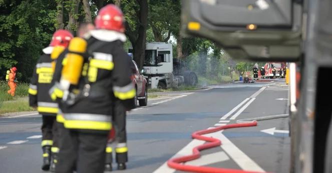 Setka strażaków usuwa skutki wypadku