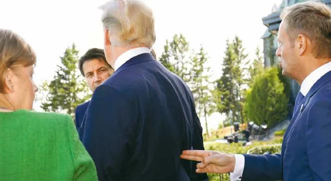 Donald Tusk opublikował zdjęcie, na którym celuje w Donalda Trumpa. Internauci nie kryją oburzenia
