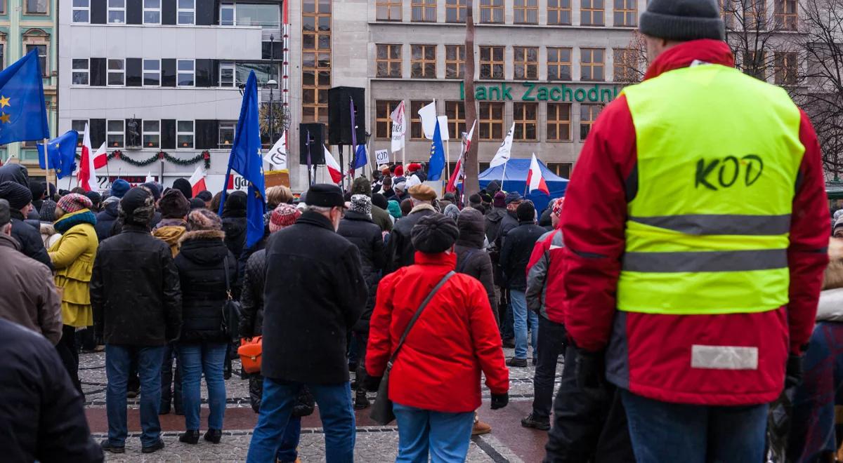 KO chce upamiętnienia działalności "opozycji ulicznej". Radni PiS: to niepoważne