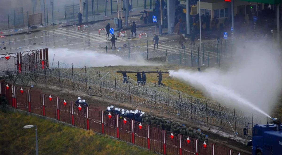 Szturm migrantów na granicę Polski. Mariusz Błaszczak podziękował żołnierzom