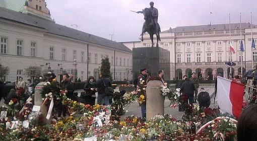Śledztwa prokuratury: premier znieważony, strażnik uderzony krzyżem
