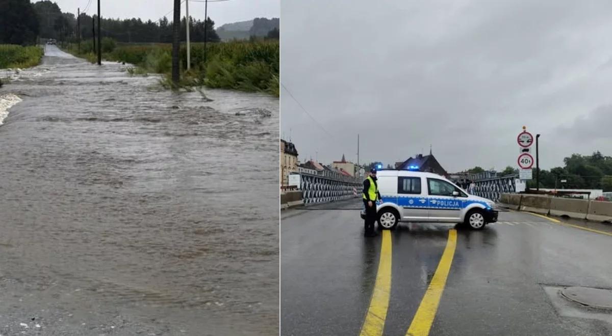 Głuchołazy znów zalewa, zamknięto most. Woda podtapia drogi w powiecie nyskim