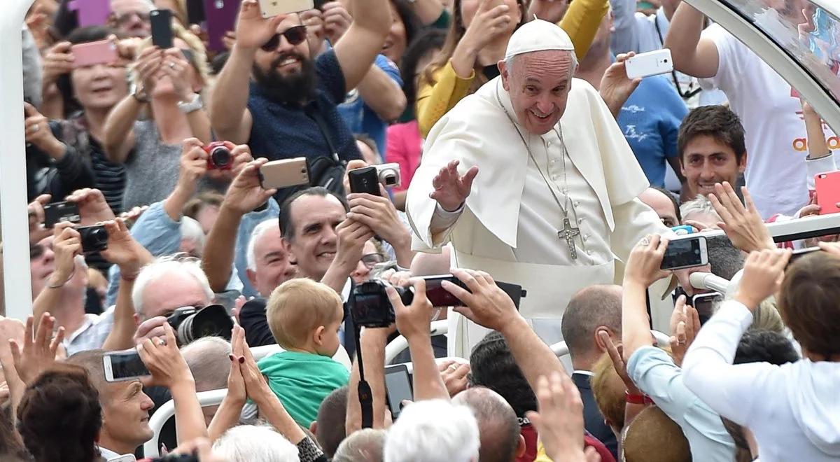 Papież Franciszek przeprosił za skandale w Watykanie. Chodziło o ks. Charamsę? 