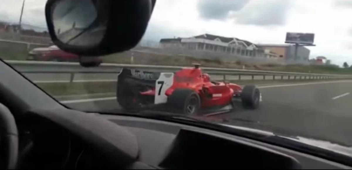 Jechał bolidem F1 po autostradzie. Kierowcy szuka policja 