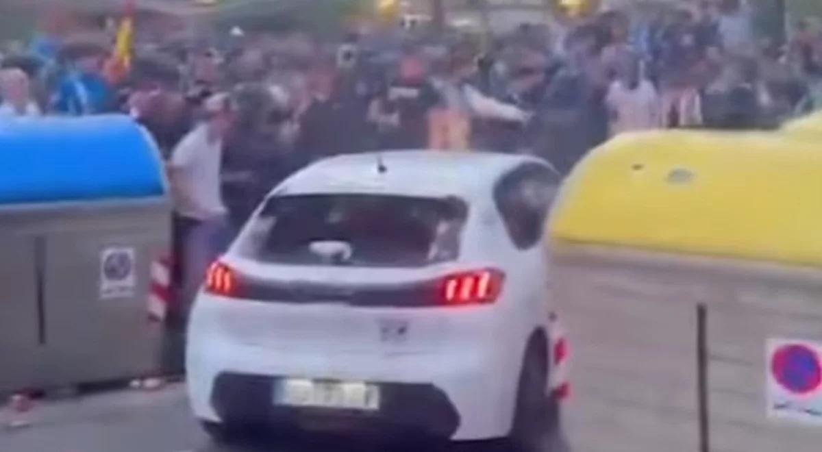 Samochód wjechał w tłum przed meczem Barcelony. Policja ujawnia szczegóły