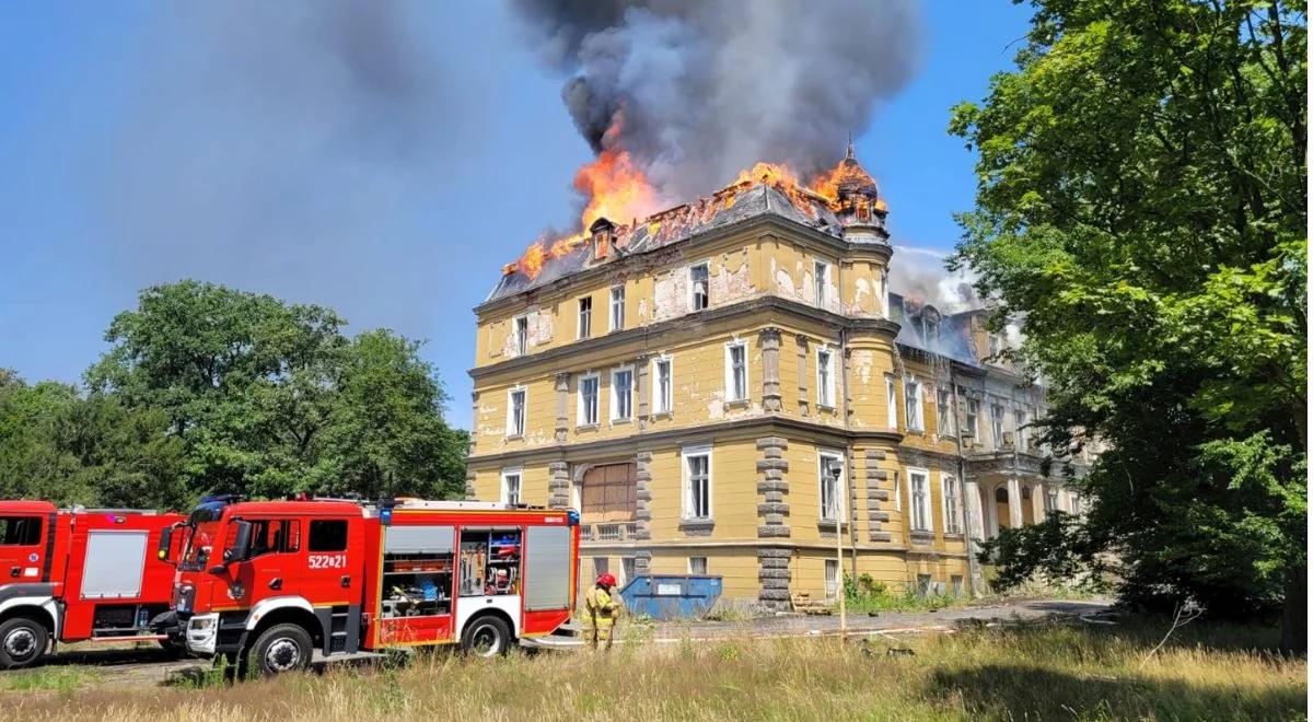 Pożar zabytkowego pałacu. Wielka akcja gaśnicza