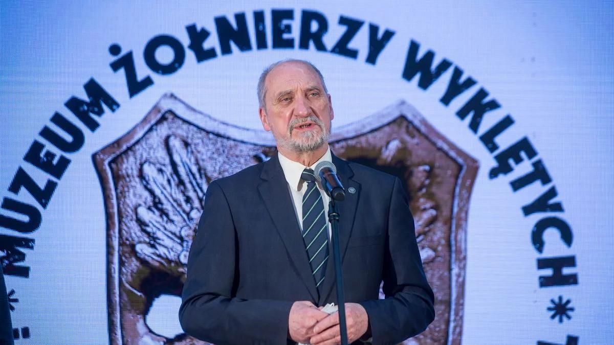 Macierewicz: nie ma rodziny, która by nie cierpiała na skutek represji stanu wojennego