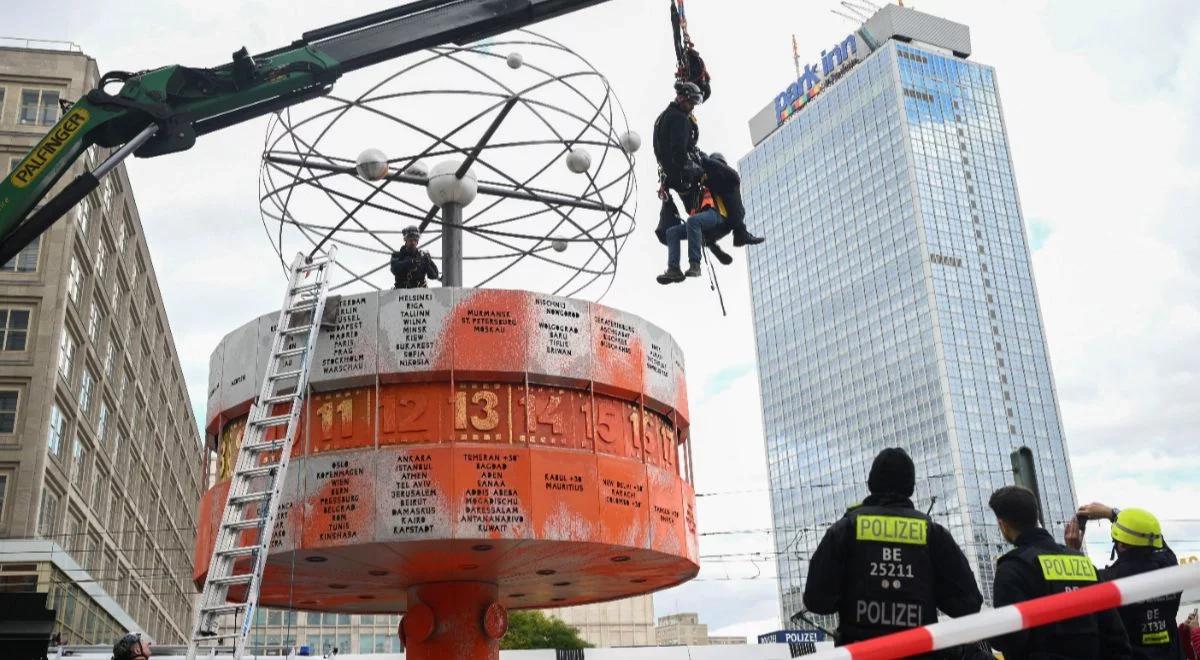 Kolejny zabytek Berlina uszkodzony przez ekoaktywistów. Słynny zegar oblany farbą