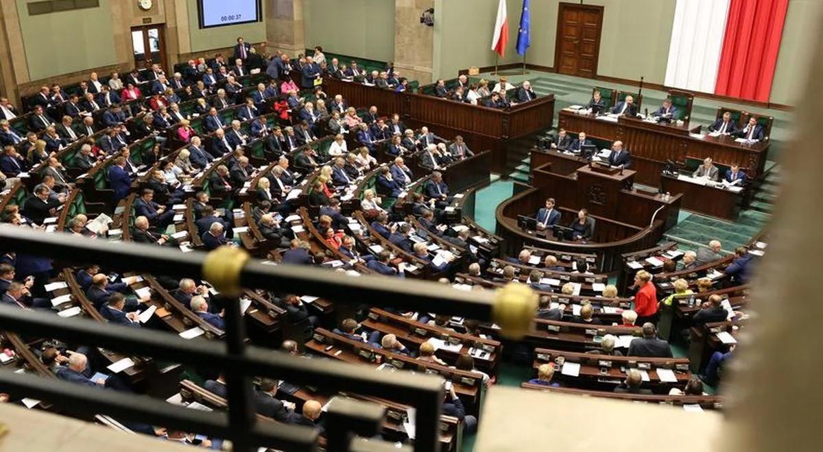 Zjednoczona Prawica wciąż z bardzo wysokim poparciem. Nowy sondaż CBOS