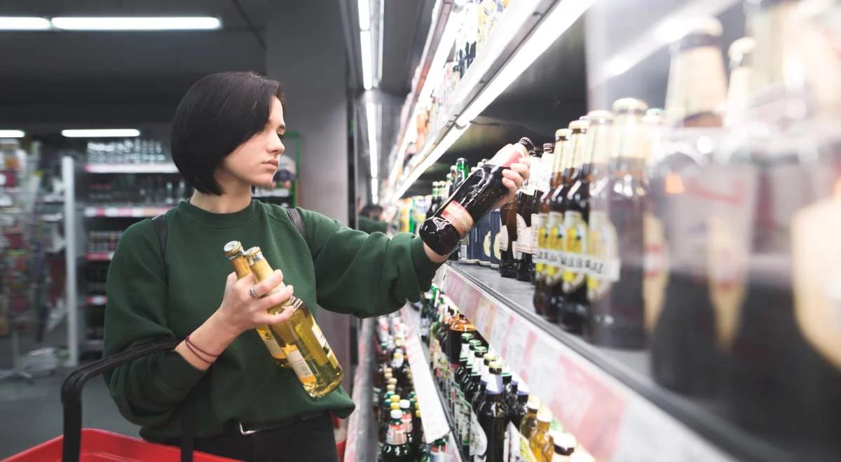 Dyskonty obniżają ceny wódki. Jan Śpiewak: w Polsce mamy ogromny problem z alkoholem