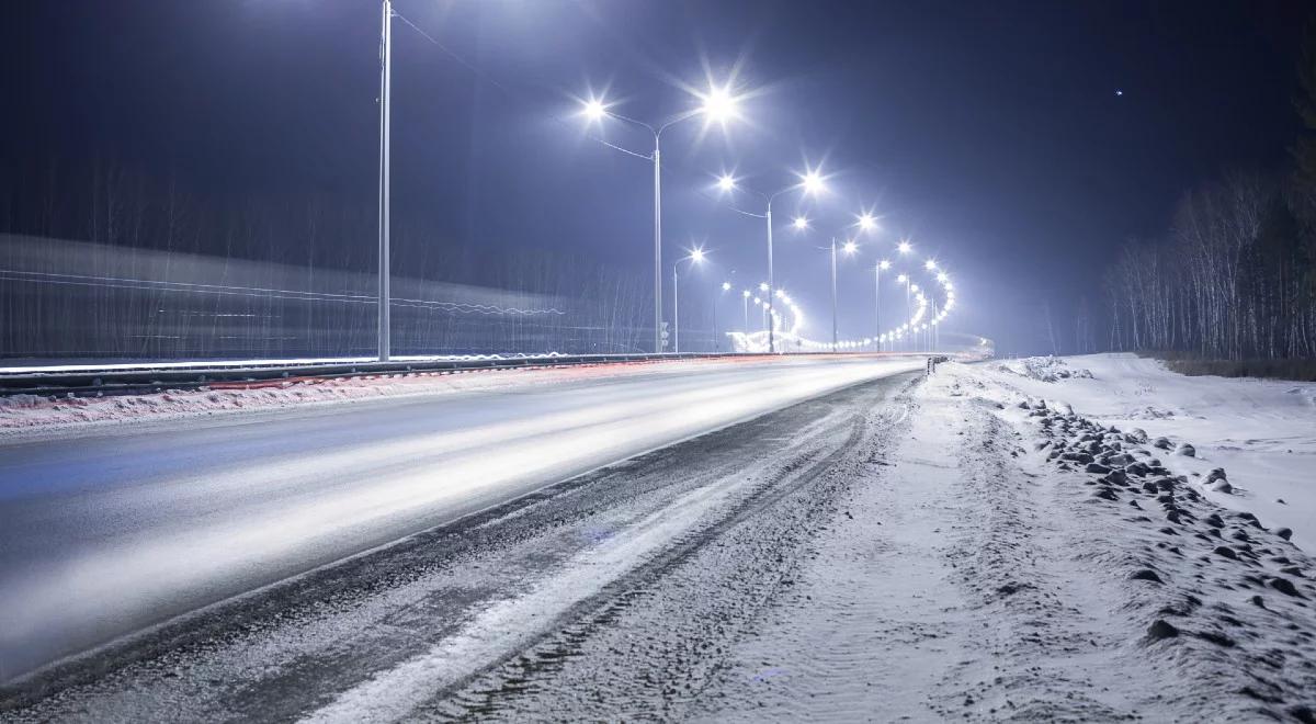 Silny mróz i zawieje śnieżne. Wieczorem kierowcy będą się mierzyć z bardzo trudnymi warunkami