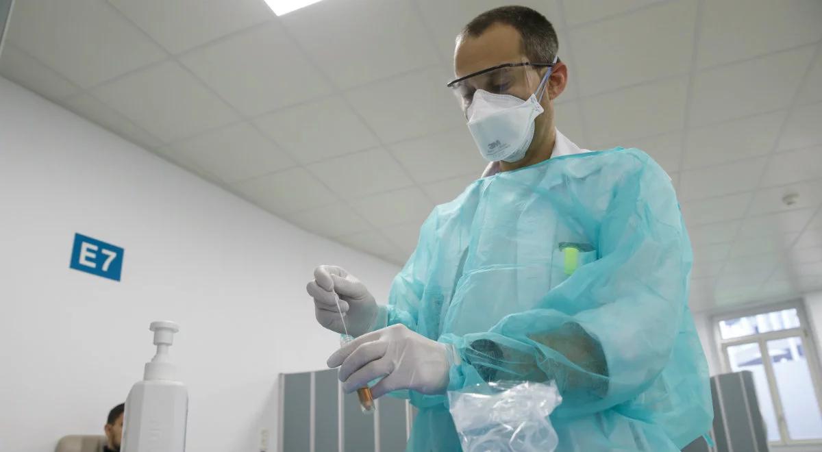 Po 3500 funtów dla ochotników, którzy dadzą się zarazić koronawirusem