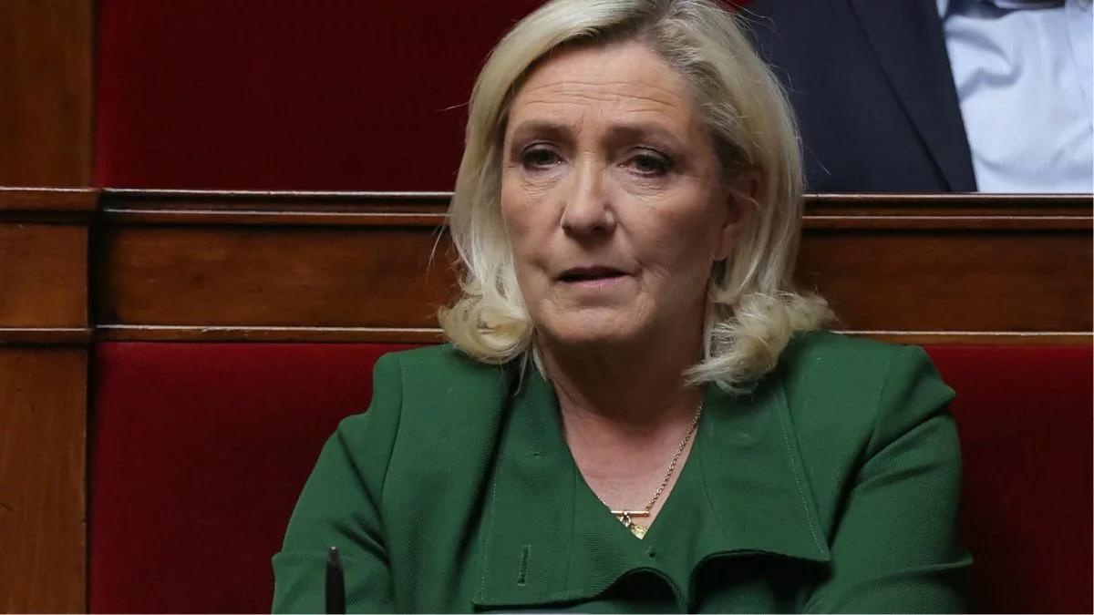 Le Pen grozi obaleniem rządu. Powodem plan cięć budżetowych i likwidacja świąt