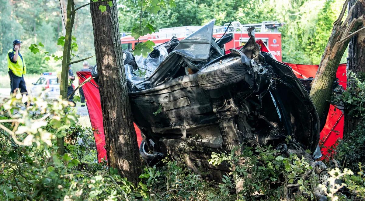 Kujawsko-pomorskie: samochód uderzył w drzewo, nie żyją cztery osoby