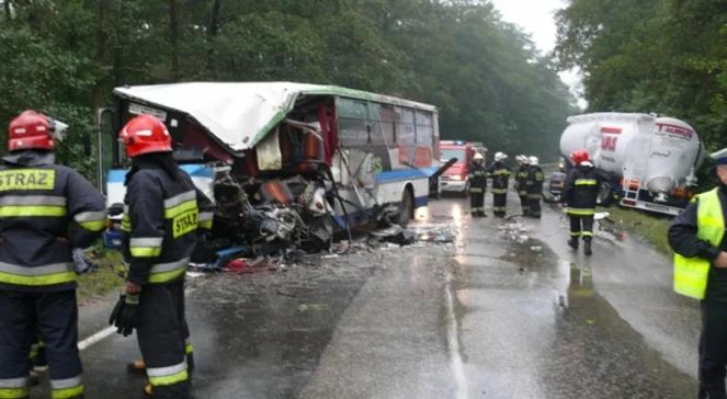 Wypadek autobusu pod Włocławkiem: 2 osoby nie żyją, 7 rannych