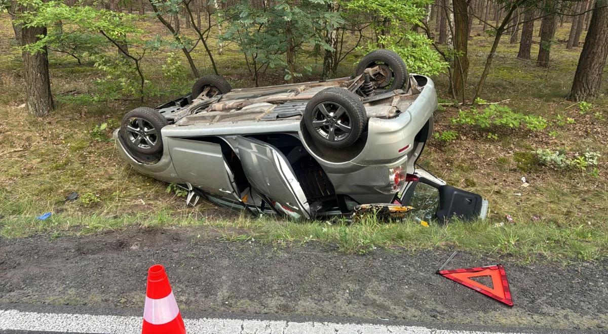 Małżeńska kłótnia w samochodzie. Pasażer zaciągnął hamulec ręczny, auto dachowało