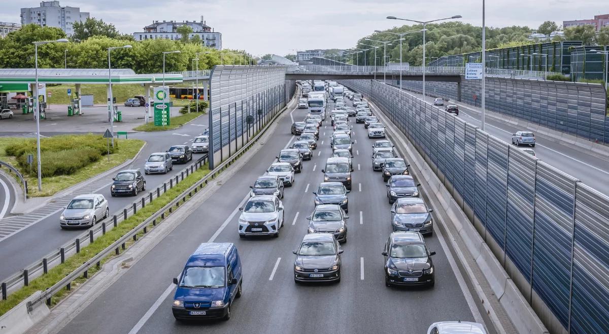 Rekordowa liczba samochodów na 1000 mieszkańców. Polska jest liderem w UE