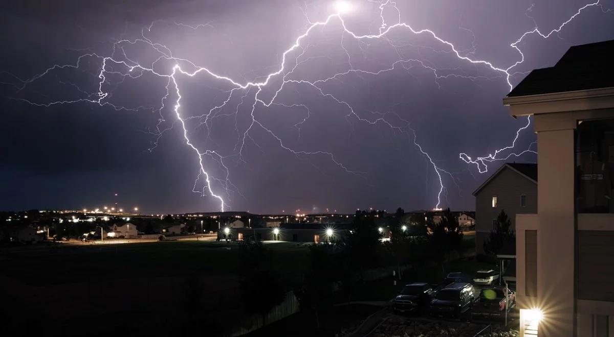 IMGW wydał ostrzeżenia przed burzami i silnym wiatrem