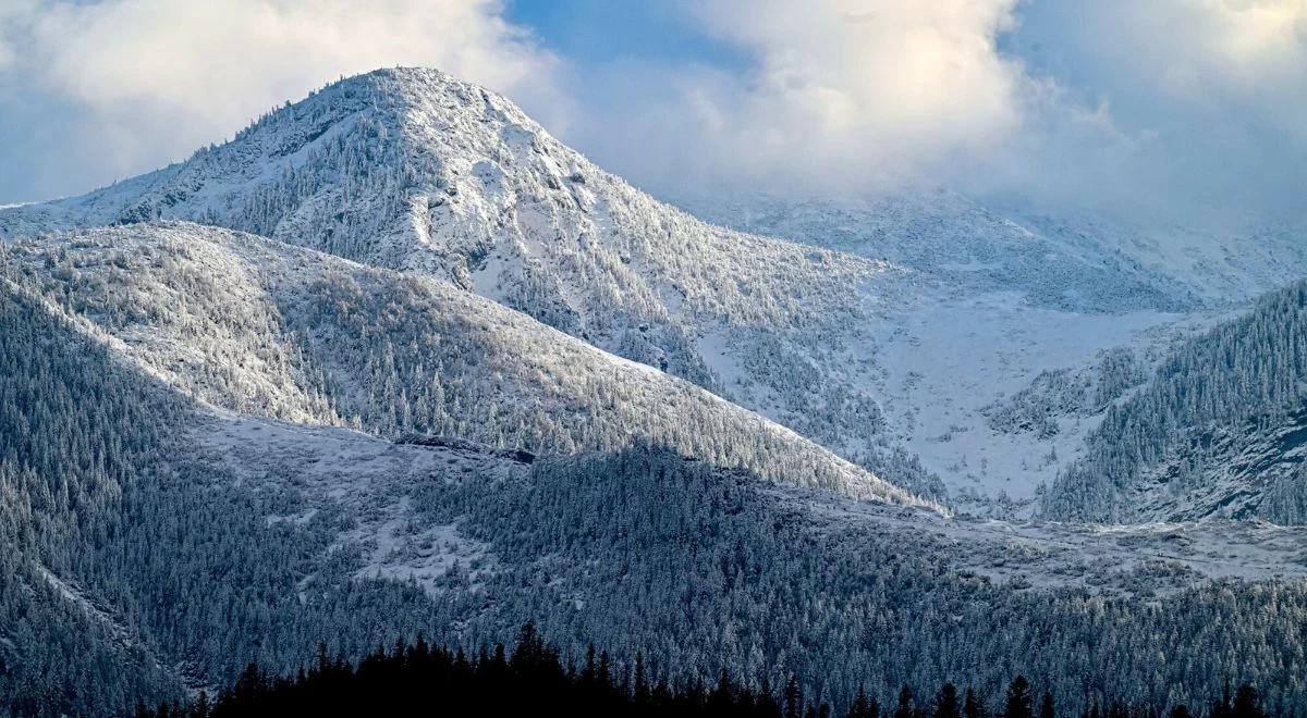 Trudne warunki w Tatrach po opadach śniegu. Szlaki oblodzone, widoczność ograniczona