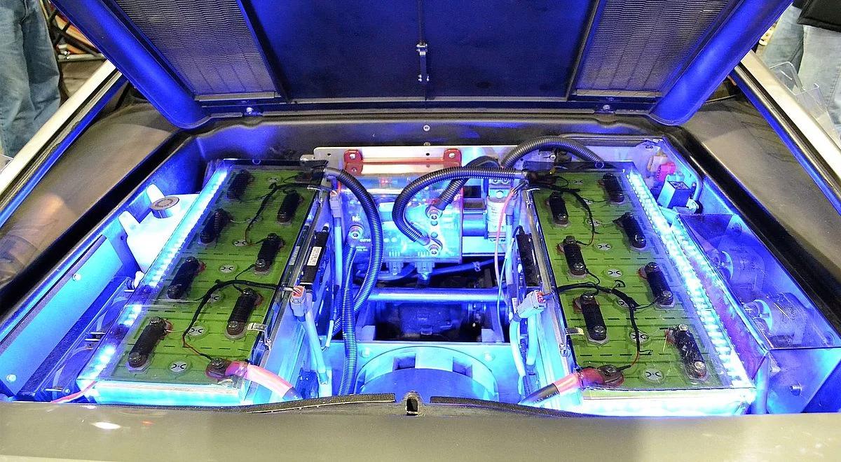 Mercedes rozpoczyna w polskiej fabryce produkcję baterii do aut hybrydowych i elektrycznych
