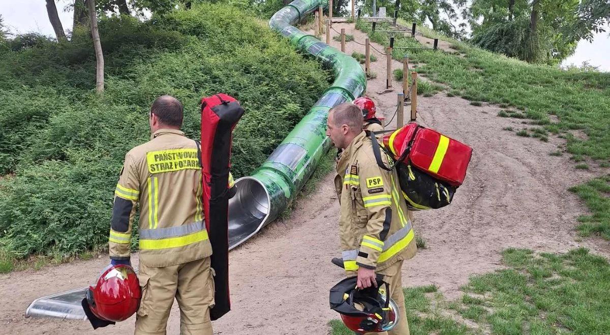 Trzylatka zaklinowała się w zjeżdżalni. Na pomoc ruszyli strażacy