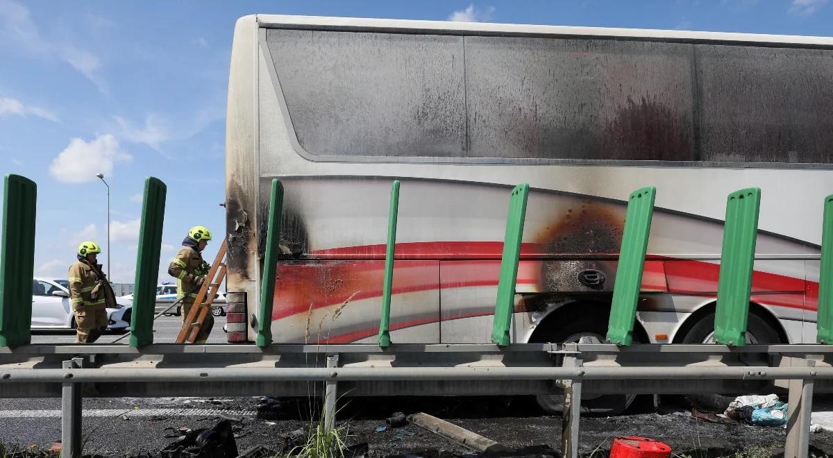 Na trasie S8 zapalił się autobus przewożący dzieci. Dwa pasy w kierunku Białegostoku są zablokowane