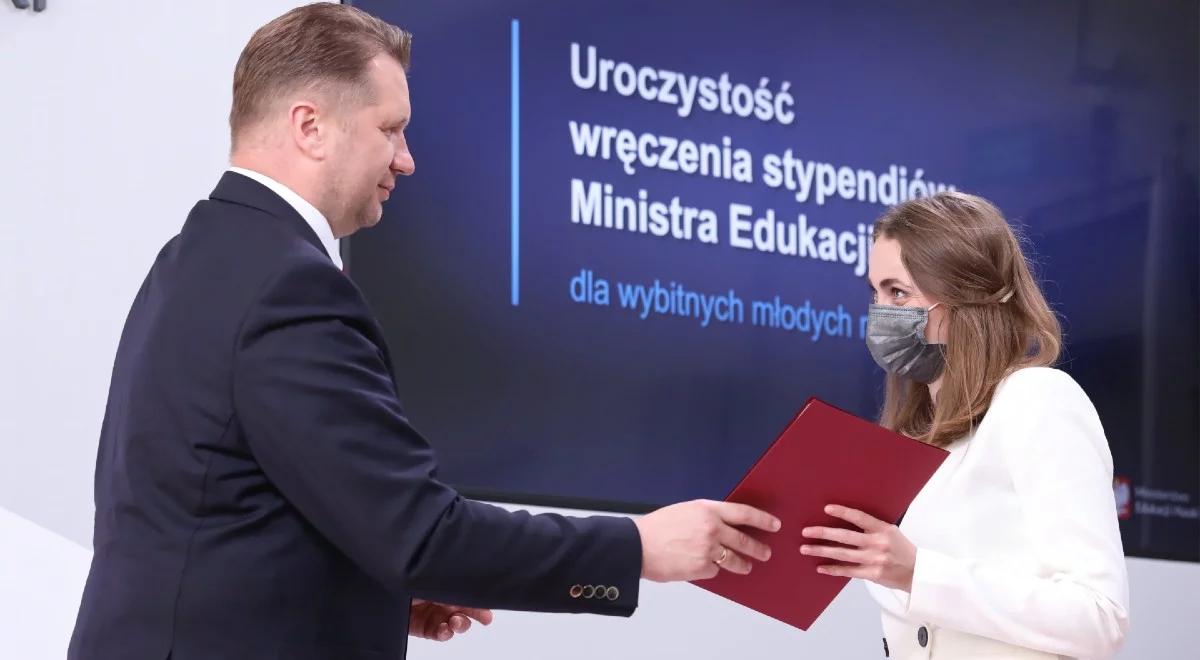 Szef MEiN wręczył stypendia młodym naukowcom. "Pokładamy w was nadzieję na przyszłość Polski"