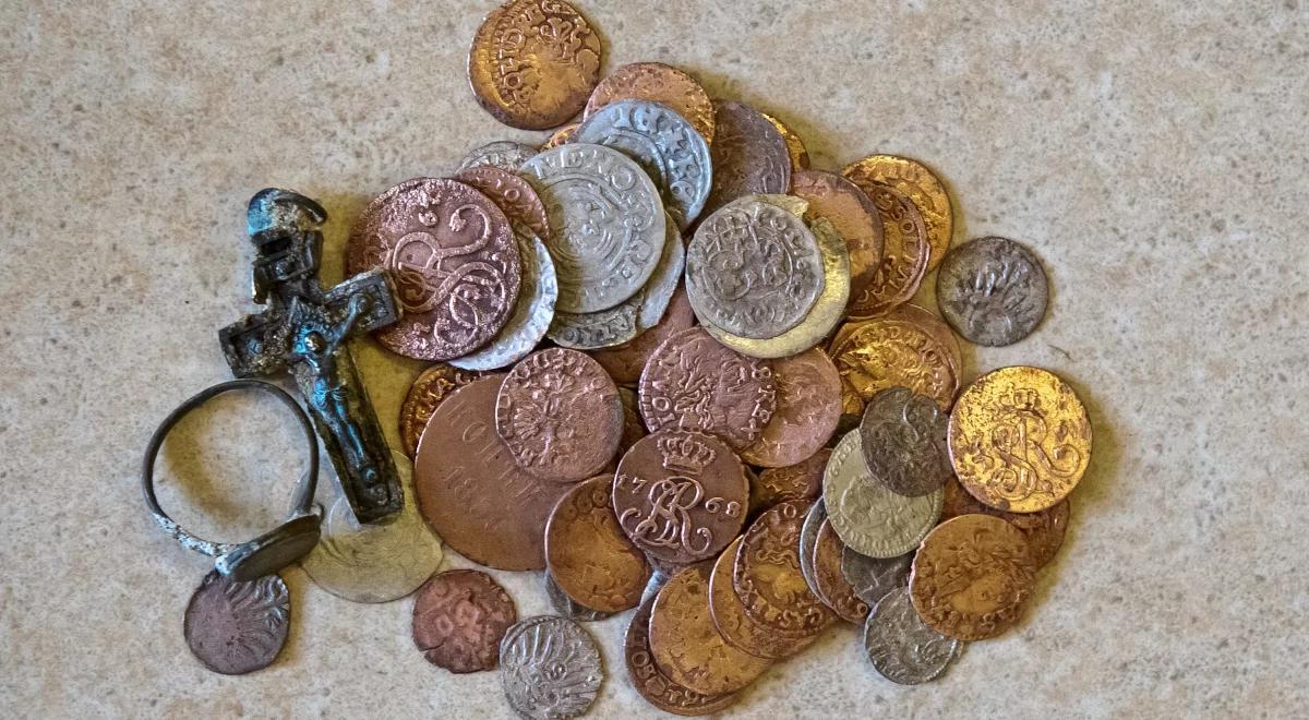 Monety sprzed 600 lat odkryte pod podłogą. Wystawa w Kazimierzu Dolnym