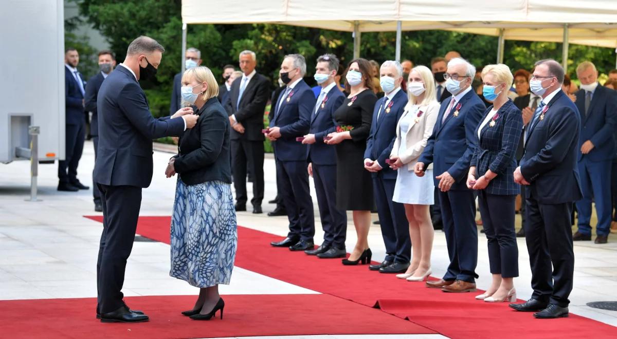 Prezydent wręczył odznaczenia zasłużonym w walce z pandemią. "Dziękuję za niezwykłą służbę Polsce i pacjentom"