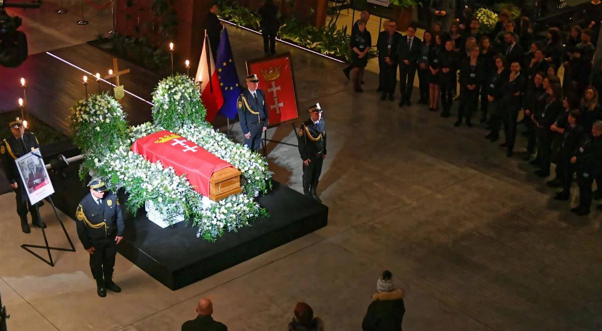 Przez całą dobę oddawali hołd Pawłowi Adamowiczowi. Policzono, ile osób przyszło do ECS