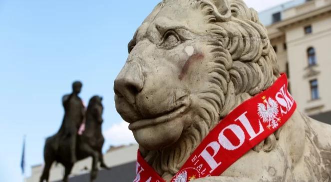 Niemiecka flaga na polskim lwie. Tylko przez chwilę