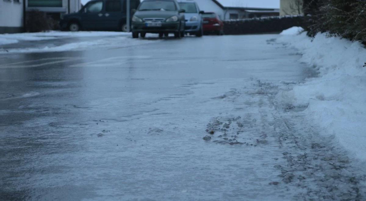 Uwaga, ślisko na drogach i chodnikach. Ostrzeżenia dla 11 województw