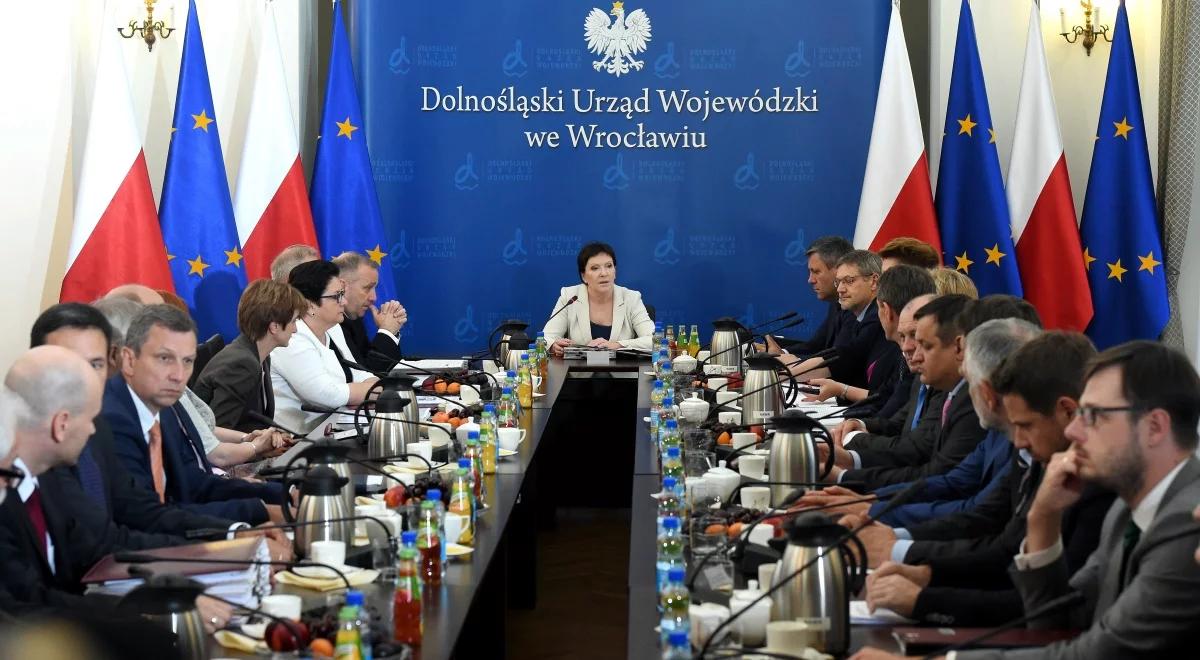 Wyjazdowe posiedzenia rządu. Premier Kopacz wozi ze sobą stoły i krzesła